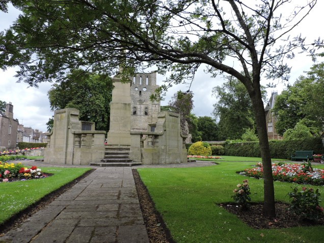 Kelso's a lovely town on the confluence of the River Tweed and River Teviot.  There's a ruined monastery and these attractive memorial gardens where we ate our picnic before setting off.